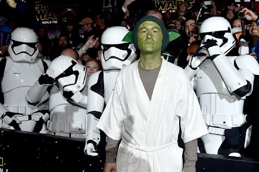 Throwback Picture of Joseph Gordon-Levitt Attending 'Star Wars' Premiere in 'Grinch' Pajamas Goes Viral