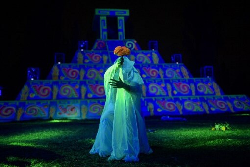 Actress Nayeli Cortez performs in the La Llorona folk play, at the Cuemanco pier in the "chinampas" of Lake Xochimilco, small artificial islands and causeways created by the Aztecs in wetlands, in southern Mexico City, (Photo by Pedro PARDO / AFP)