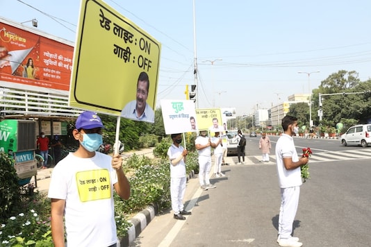Environment marshals of 'Red light On, Gaadi Off' campaign can been seen on roads in Delhi. (Image: Delhi CM Arvind Kejriwal Twitter handle) Environment marshals of 'Red light On, Gaadi Off' campaign can been seen on roads in Delhi. (Image: Delhi CM Arvind Kejriwal Twitter handle)