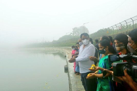 Karnataka Deputy CM offered 'bagina' at Sankey tank which is filled to the brim and overflowing after a gap of 12 years. (IANS)