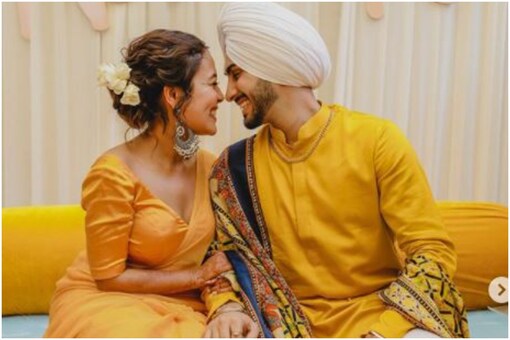 Neha and Rohanpreet strike a romantic pose. (Image courtesy: Instagram)