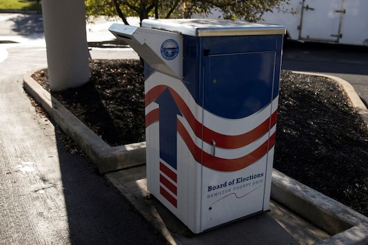 A ballot drop box is seen outside of the Hamilton County Board of Elections building in Cincinnati, Ohio, U.S., October 6, 2020. REUTERS/Megan Jelinger
A ballot drop box is seen outside of the Hamilton County Board of Elections building in Cincinnati, Ohio, U.S., October 6, 2020. REUTERS/Megan Jelinger