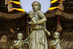 Durga Puja 2020: Goddess Durga Takes the Form of Migrant Mother in This Pandal