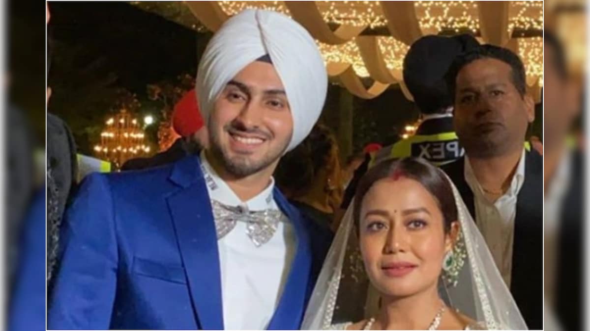 Neha Kakkar Croons Song for Rohanpreet Singh at Their Wedding Reception, Watch Video