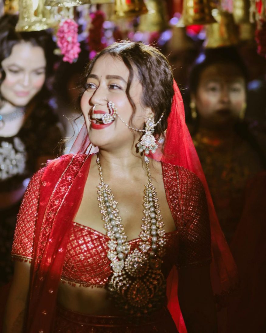 This Pic of Neha Kakkar Kissing Rohanpreet at Sangeet is Going Viral This Pic of Neha Kakkar Kissing Rohanpreet at Sangeet is Going Viral
