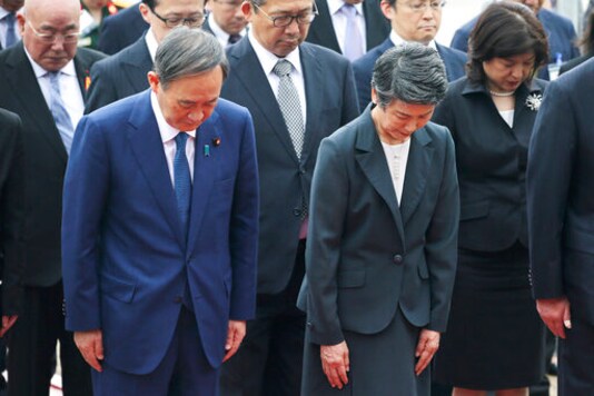 Japanese Prime Minister Yoshihide Suga, left, and his wife Mariko Suga, second from left, bow during a wreath laying ceremony at the mausoleum of Vietnam's late President Ho Chi Minh in Hanoi, Vietnam, Monday, Oct. 19, 2020. Suga is on an official visit to Vietnam. (Luong Thai Linh/Pool Photo via AP) Japanese Prime Minister Yoshihide Suga, left, and his wife Mariko Suga, second from left, bow during a wreath laying ceremony at the mausoleum of Vietnam's late President Ho Chi Minh in Hanoi, Vietnam, Monday, Oct. 19, 2020. Suga is on an official visit to Vietnam. (Luong Thai Linh/Pool Photo via AP)