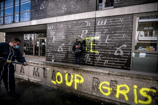 Men clean an outside wall of the National Armenian Memorial Centre in Decines-Charpieu, near Lyon, on November 1, 2020 where pro-Turkish yellow letters graffiti tags have been painted overnight. (Photo by JEFF PACHOUD / AFP) Men clean an outside wall of the National Armenian Memorial Centre in Decines-Charpieu, near Lyon, on November 1, 2020 where pro-Turkish yellow letters graffiti tags have been painted overnight. (Photo by JEFF PACHOUD / AFP)
