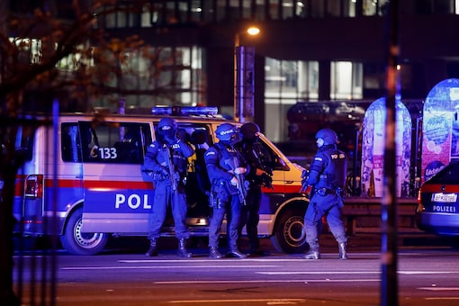 Police officers stand guard on a street after exchanges of gunfire in Vienna, Austria November 3. (Photo: REUTERS)
