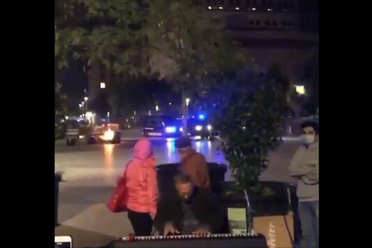 The pianist named Peter William Geddes told a news outlet that he was playing at the Plaça Nova on October 31 and he felt “peaceful” despite the chaos behind him. (Credit: Twitter) The pianist named Peter William Geddes told a news outlet that he was playing at the Plaça Nova on October 31 and he felt “peaceful” despite the chaos behind him. (Credit: Twitter)