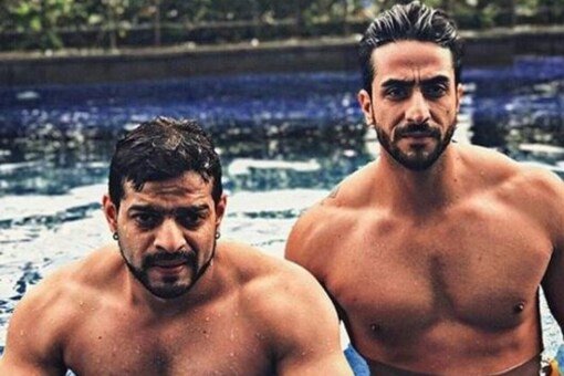 Bigg Boss 14: Karan Patel Wishes 'Bhai' Aly Goni as He Enters the House as Wild Card Contestant