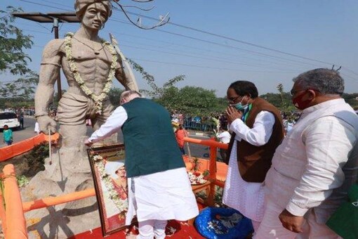 The ‘Bharat Jakat Majhi Pargana Mahal’, a prominent tribal outfit in West Bengal, said that Shah had offered flowers and garlanded the statue of anonymous tribal hunter and not the tribal freedom fighter, Birsa Munda, in Bankura’s Puabagan. (Photo: Official Twitter handle of Union Home Minister Amit Shah