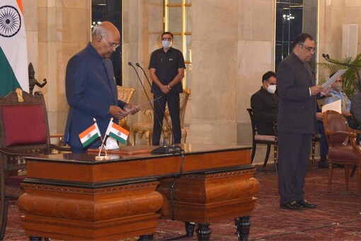 President Kovind administered the oath of office to Shri Yashvardhan Kumar Sinha, Chief Information Commissioner, at Rashtrapati Bhavan. (Photo: President of India/Twitter)