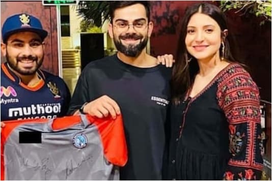 Anushka Sharma, Virat Kohli pose with RCB trainer