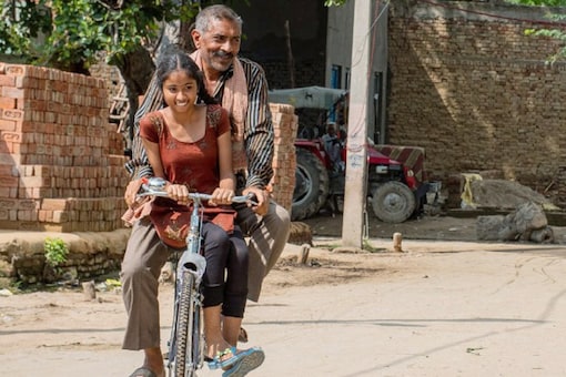 Matto Ki Saikil Review: Prakash Jha-starrer Reminds Us of Bicycle Thieves, is Equally Heartbreaking