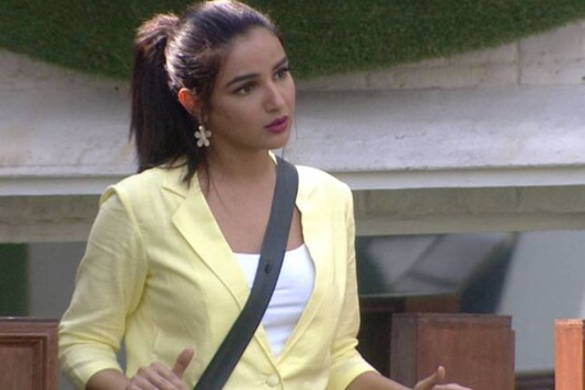 Actress and former contestant of the season, Jasmin Bhasin will be entering the  Bigg Boss 14 house for her rumoured boyfriend Aly Goni.