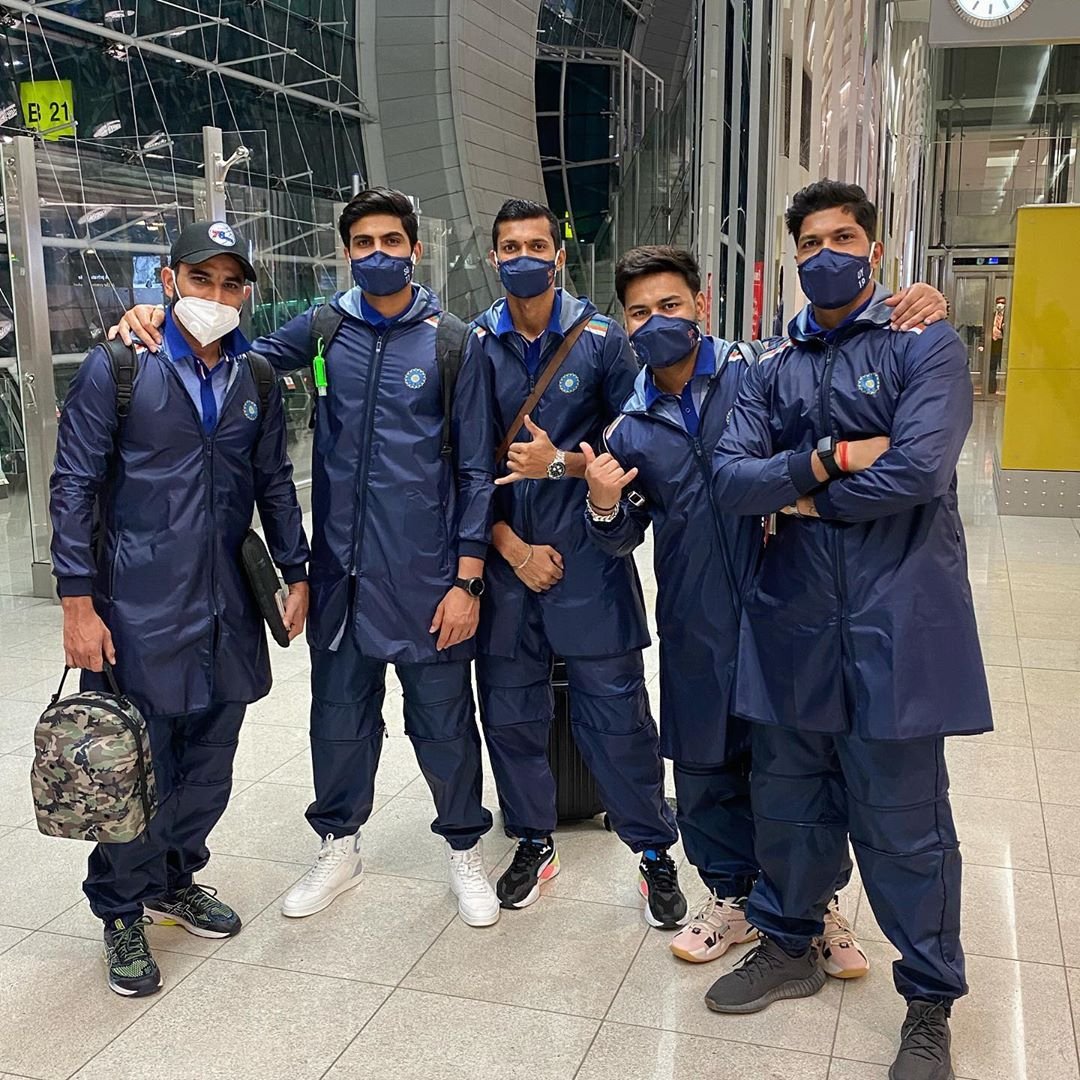 Rishabh Pant, Navdeep Saini, Umesh Yadav, Md Shami, Shubman Gill take a picture inside the airport (Photo: KKR Twitter)