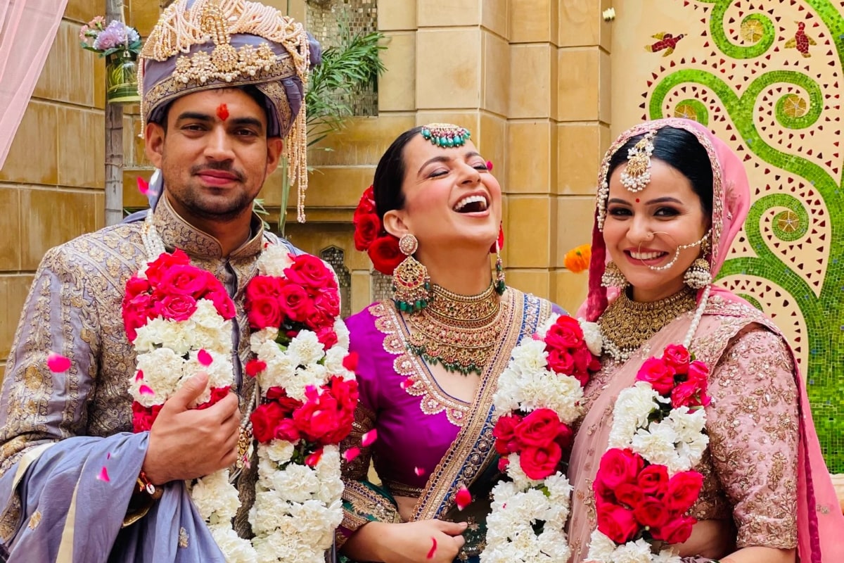 Kangana Ranaut is the perfect groom's sister in a blue-maroon lehenga set!
