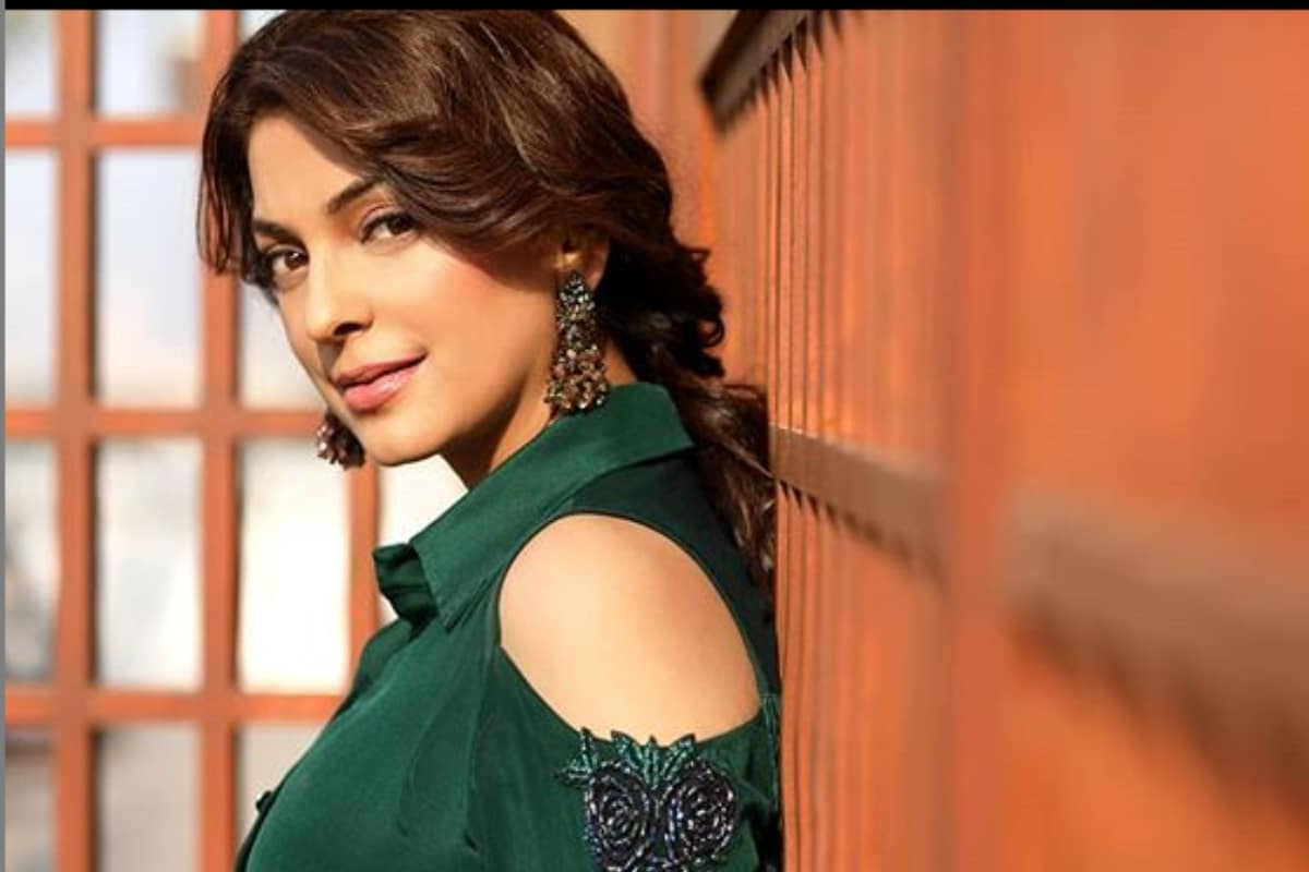  Juhi Chawla Loses Diamond Earring at Mumbai Airport, Promises to Reward Finder