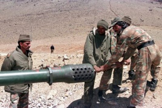Indian soldiers clean the barrel of an artillery piece. (Image for representation)