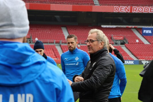 Erik Hamren with Iceland (Photo Credit: Twitter)