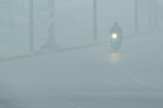 Smog reduces visibility in Delhi’s Civil Lines. (Twitter/@ANI)