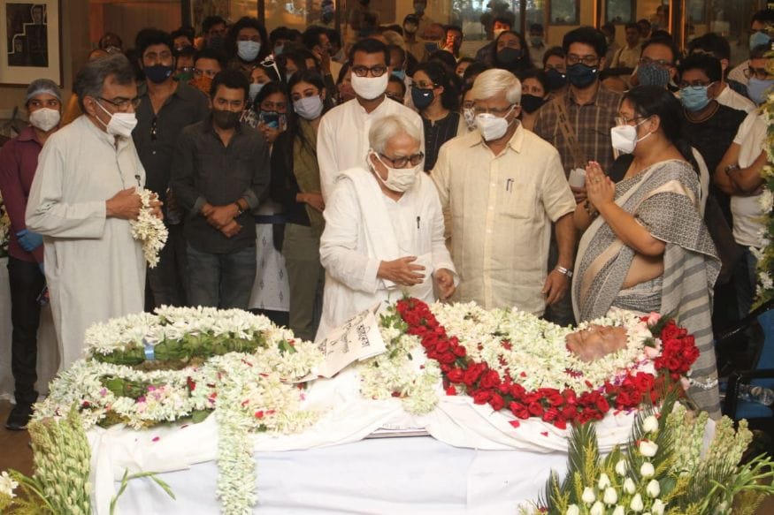 Soumitra Chatterjee Laid To Rest With Gun Salute See Pics News18