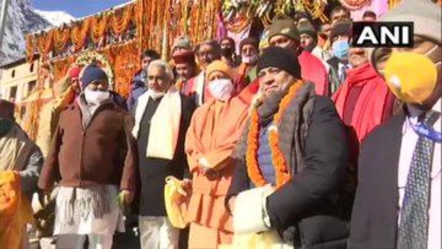 Uttar Pradesh CM Yogi Adityanath Visits Badrinath Dham ...