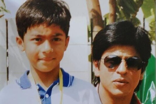 Shah Rukh Khan Aryan Prove Like Father Like Son In This Adorable Throwback It's not another vacation for the khan family, in fact it's time for college for eldest aryan khan. shah rukh khan aryan prove like