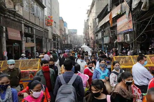 Shoppers crowd at a market ahead of the Hindu festival of Diwali, amidst the spread of the coronavirus disease (COVID-19), in the old quarter of Delhi, India, November 10, 2020. Picture taken on November 10, 2020. REUTERS/Adnan Abidi
