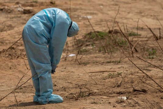 A health worker reacts before the burial of a Central Reserve Police Force (CRPF) officer who died from the coronavirus disease (COVID-19), at a graveyard in New Delhi, India, April 29, 2020. REUTERS/Danish Siddiqui