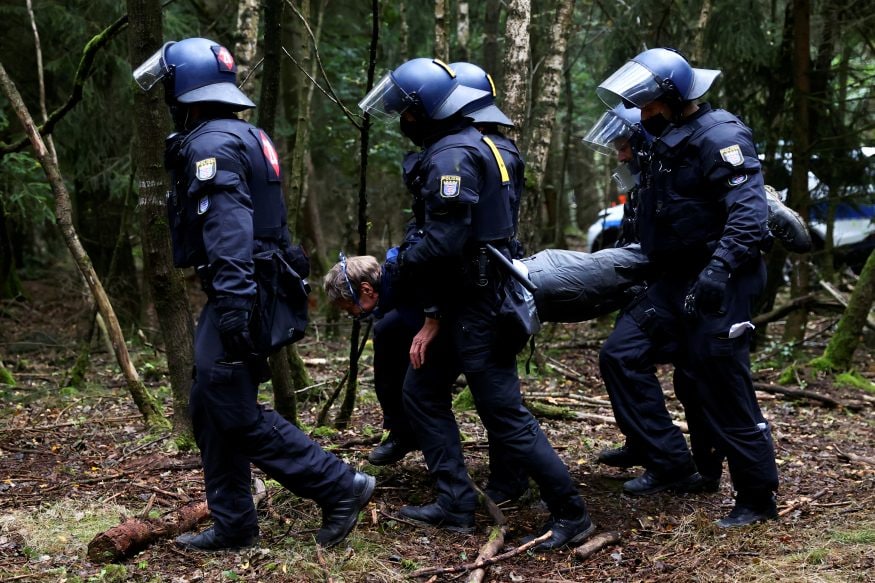 Protesters Block A49 Highway Construction in German Forest; See Pics ...