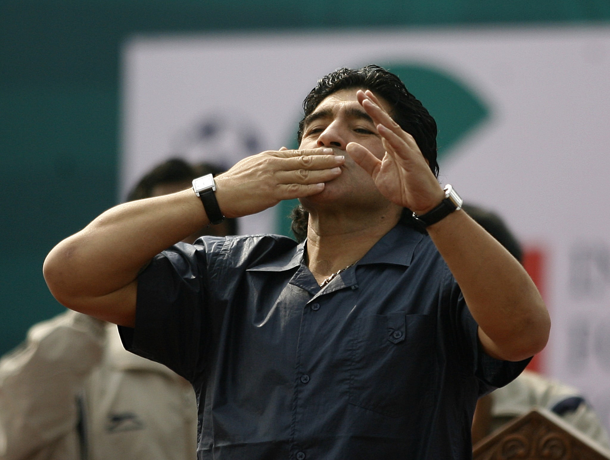  Argentina's national football team coach and former football star Diego Armando Maradona blows a kiss to his fans on his arrival at Maheshtala, on the outskirts of Kolkata on December 6, 2008. Maradona is to lay the foundation stone of the Indian Football School (IFS) on the first day of his two-day visit to the city of Kolkata. AFP PHOTO/Deshakalyan CHOWDHURY (Photo: AFP)