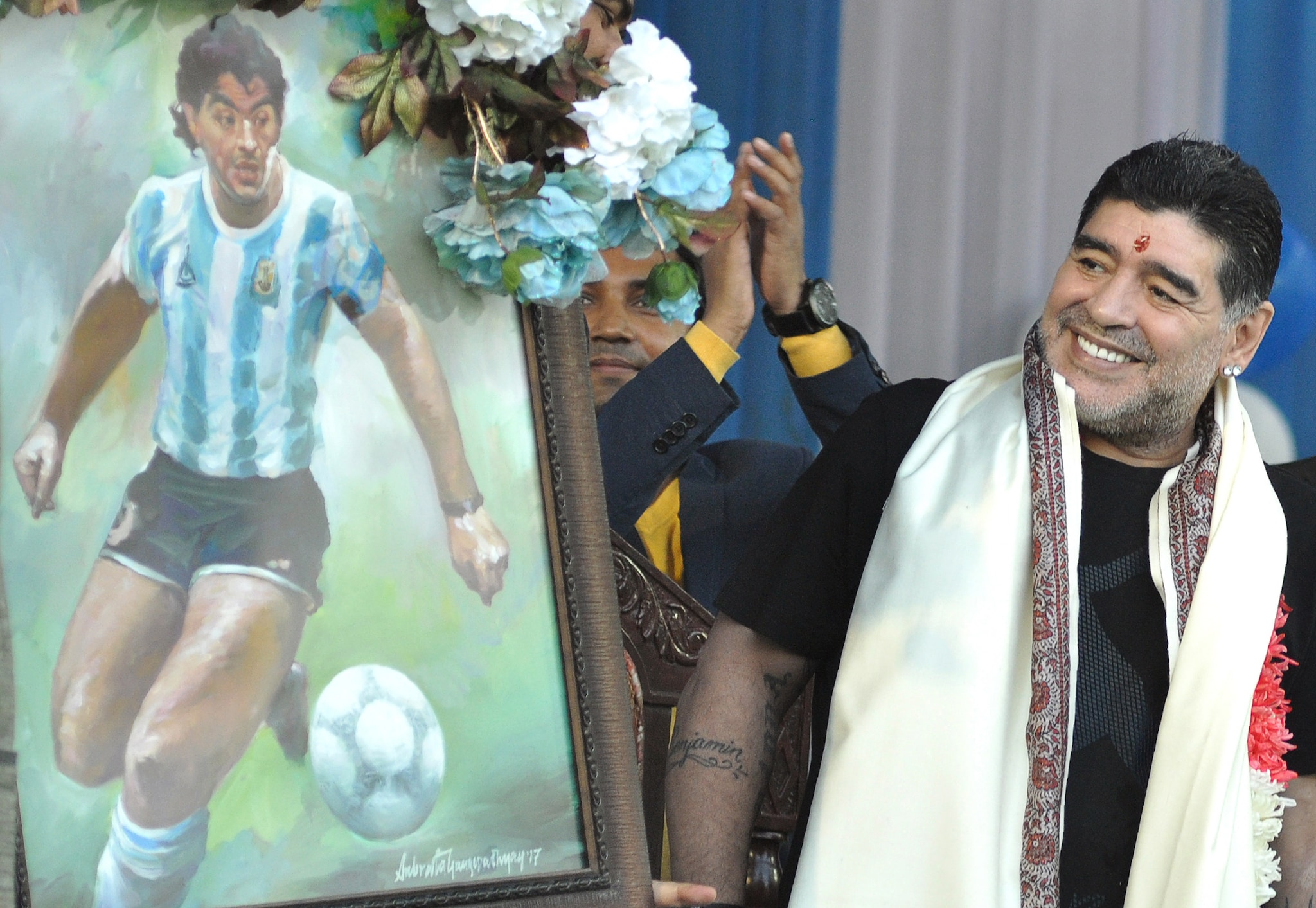  Argentine footballer Diego Maradona looks at his portrait during a visit in the Indian city of Kolkata on December 11, 2017. - Maradona is on a private visit to India. (Photo: AFP)