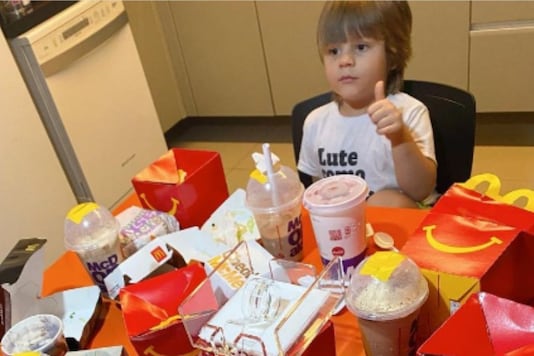 Four-year-old kid orders food.
(Credit: Instagram/ @raissawandrade) Four-year-old kid orders food.
(Credit: Instagram/ @raissawandrade)