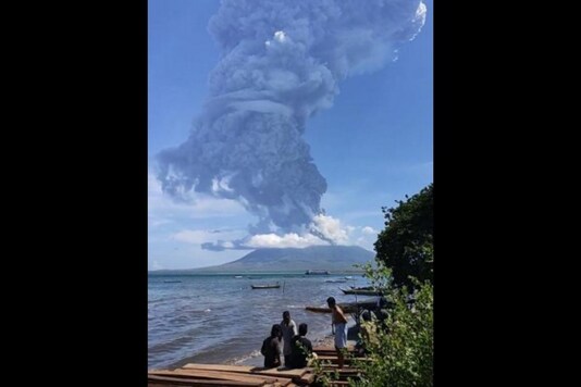 Residents gather to watch as Mount Ili Lewotolok spews ash during a volcanic eruption in Lembata, East Nusa Tenggara on November 29, 2020.
JOY CHRISTIAN / AFP