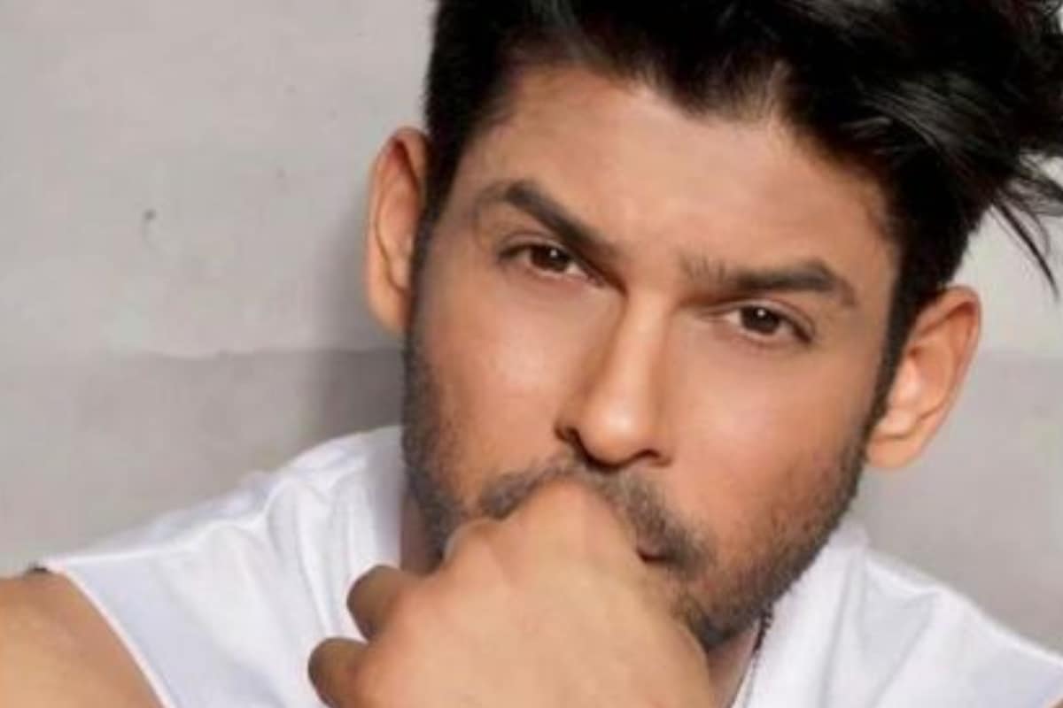 Sidharth Shukla Stands Up Against a Gang of Arguing Men on the Road, Video Goes Viral