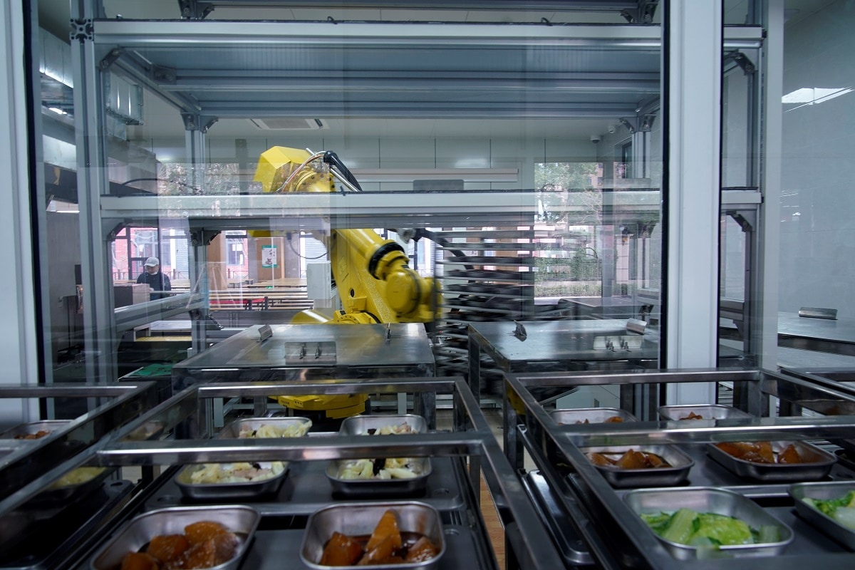 Shanghai School Employs Robot Chef to Prepare, Serve Dinners in Canteen to Lower Coronavirus Risk
