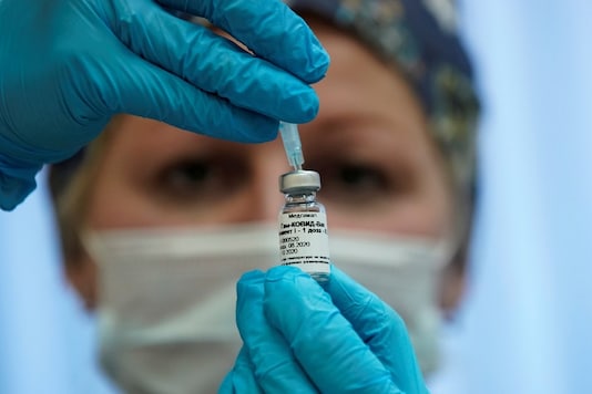 For representation: A nurse prepares Russia's 'Sputnik-V' vaccine against the coronavirus disease for inoculation in post-registration trials stage at a clinic in Moscow on September 17, 2020. (File photo/Reuters)