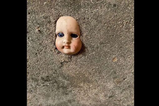 The uncanny doll managed to raise the goosebumps of tweeple and the post went viral. (Credit: @missjellinsky/Twitter)
