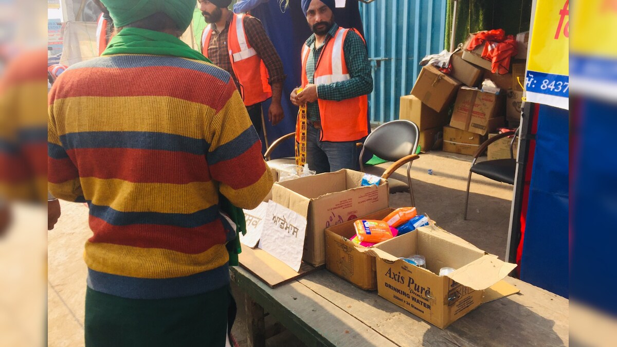 Women Complained of Menstrual Hygiene at Farmers' Protest Site. They're Now Getting Free Sanitary Pads