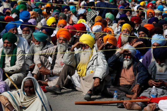 Protesting farmers hold a meeting at the Delhi-Haryana border. (File photo/AP)