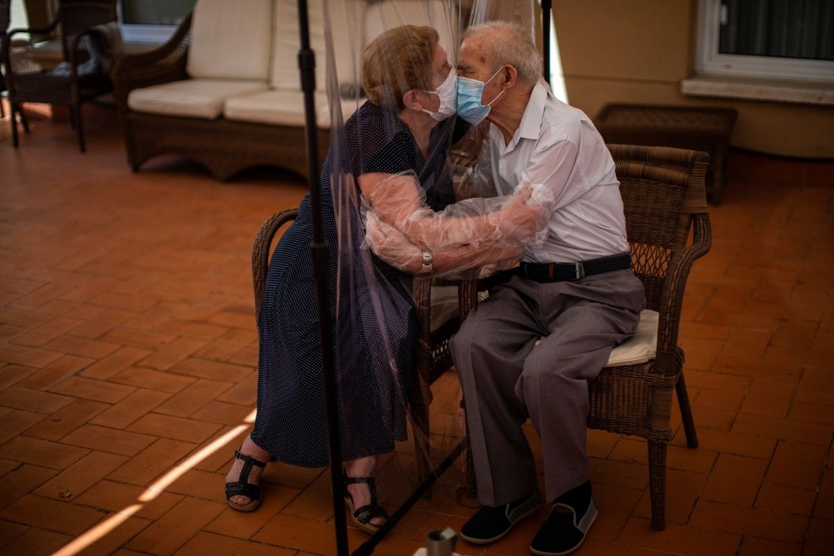 Pandemic Weddings, Masks and Kisses: This is What Love Looks Like in the Times of Coronavirus - Vimarsana News