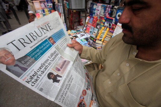 A man reads a newspaper containing news about Afghan Taliban leader Mullah Akhtar Mansour at a stall in Peshawar, Pakistan, on May 23, 2016. (REUTERS/Fayaz Aziz/File)
