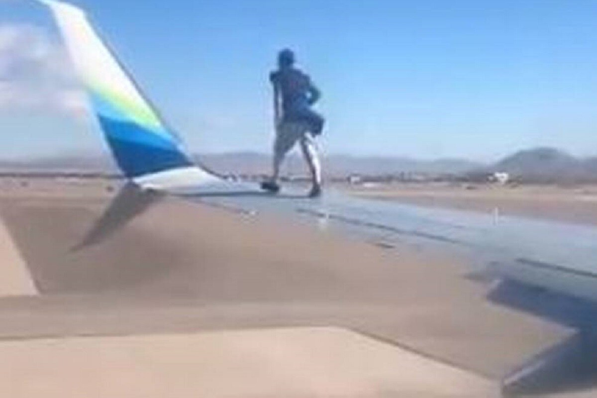 41-Year-Old Intruder Breach Las Vegas Airport Security, Climbs Plane Wing Ready for Departure - Vimarsana News