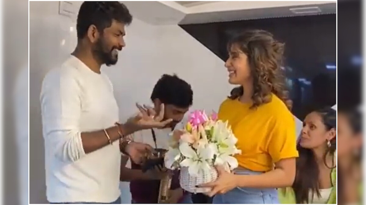 विग्नेश शिवन ने वैनिटी वैन में सामंथा अक्किनेनी को काथु वकुला रेंदु काधल की शूटिंग शुरू होने पर बधाई दी