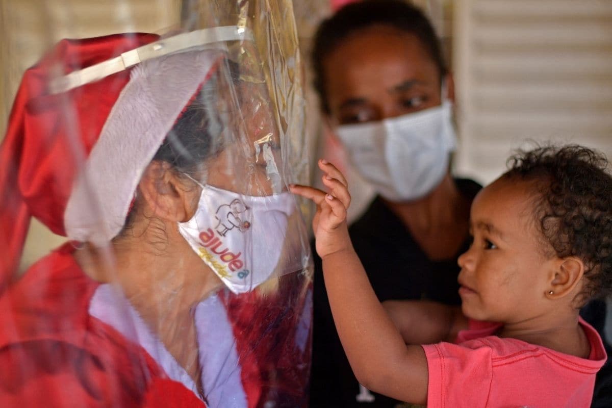 This 61-year-old Cancer Survivor in Brazil is Spreading Christmas Cheer with a 'Hug Curtain' and Santa Suit - Vimarsana News