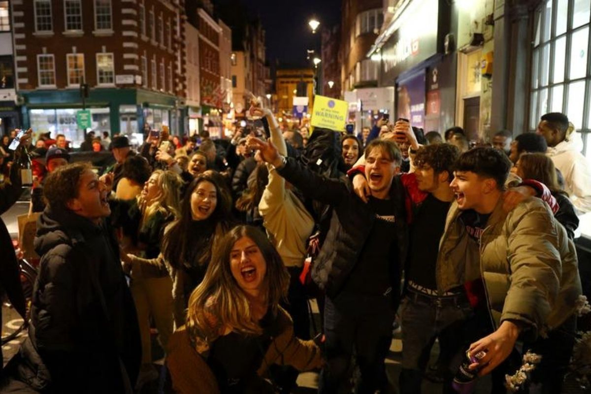No Masks or Social Distancing, Londoners Enjoy Last Night Out Before Lockdown Returns