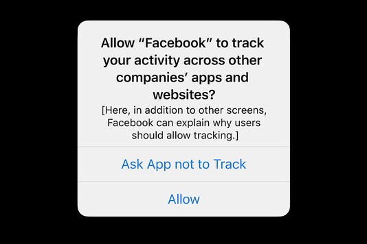 Das Einwilligungs-Popup von Facebook kommt auf alle iOS Geräte und fragt: Erlauben Sie Facebook ihre Aktivitäten in der App und auf Webseiten zu tracken? Antwortmöglichkeiten sind: Do not track (also nicht tracken) oder Erlauben

Quelle: https://www.news18.com/news/tech/apples-privacy-focused-prompt-starts-appearing-for-some-ios-14-users-expected-to-launch-early-2021-3210839.html