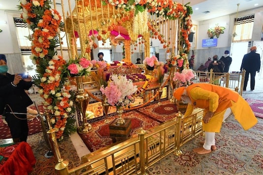 Prime Minister Narendra Modi on Sunday made a surprise visit to Gurudwara Rakabganj in the national capital. (News18)
