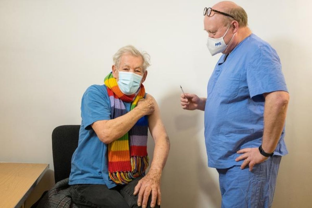 In Photos: Actor Ian McKellen Receives First Dose of Covid-19 Vaccine, Says He Feels 'Euphoric' - Vimarsana News
